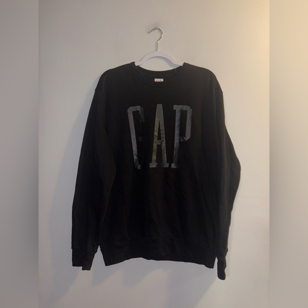GAP • Black Sweatshirt